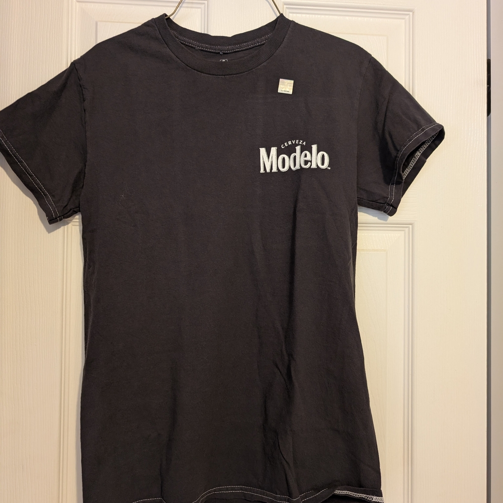 Modelo Black T-Shirt